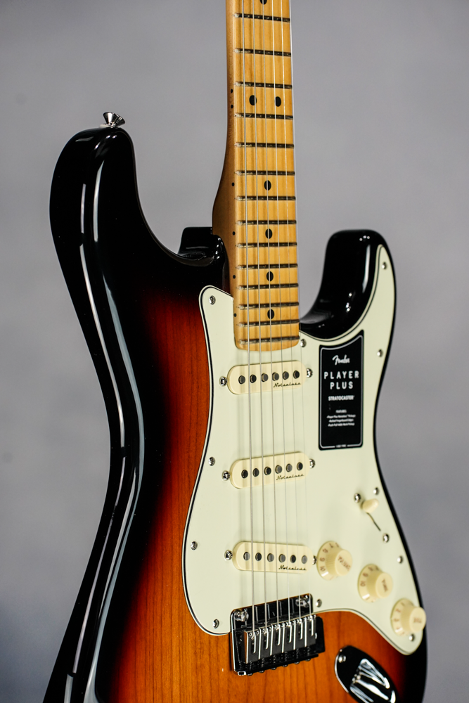 Player Plus Stratocaster, Maple Fingerboard, 3-Color Sunburst