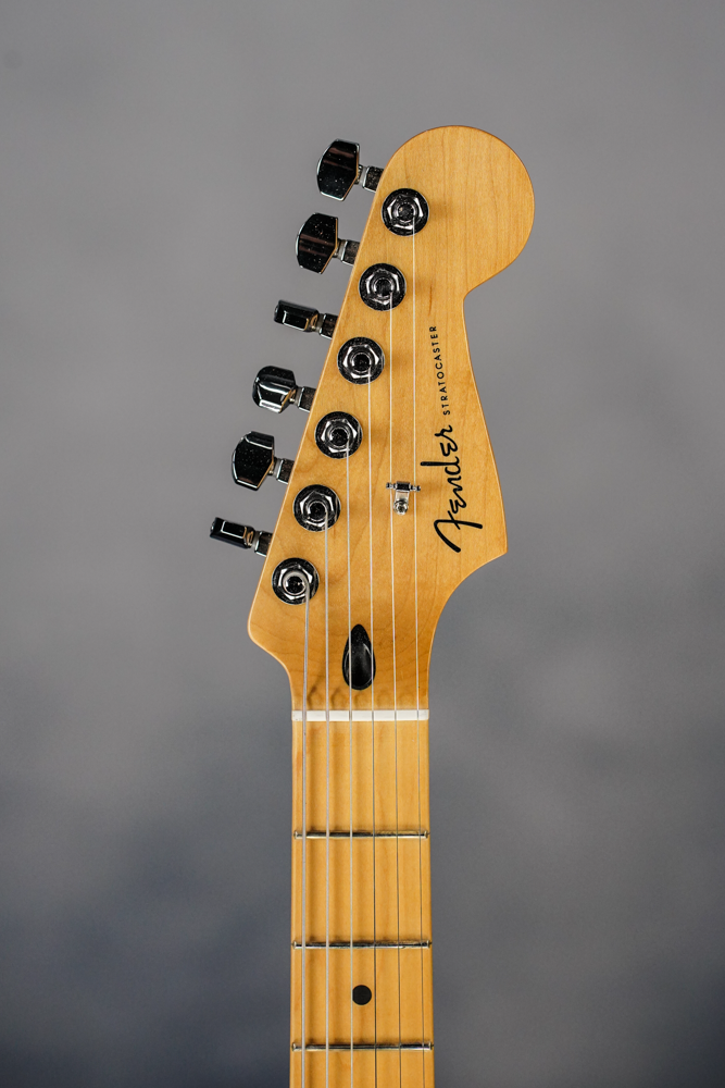 Player Plus Stratocaster, Maple Fingerboard, 3-Color Sunburst