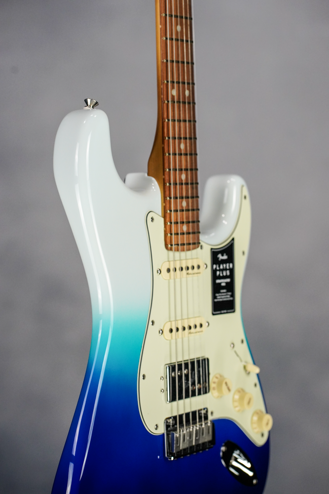 Player Plus Stratocaster HSS, Pau Ferro Fingerboard, Belair Blue