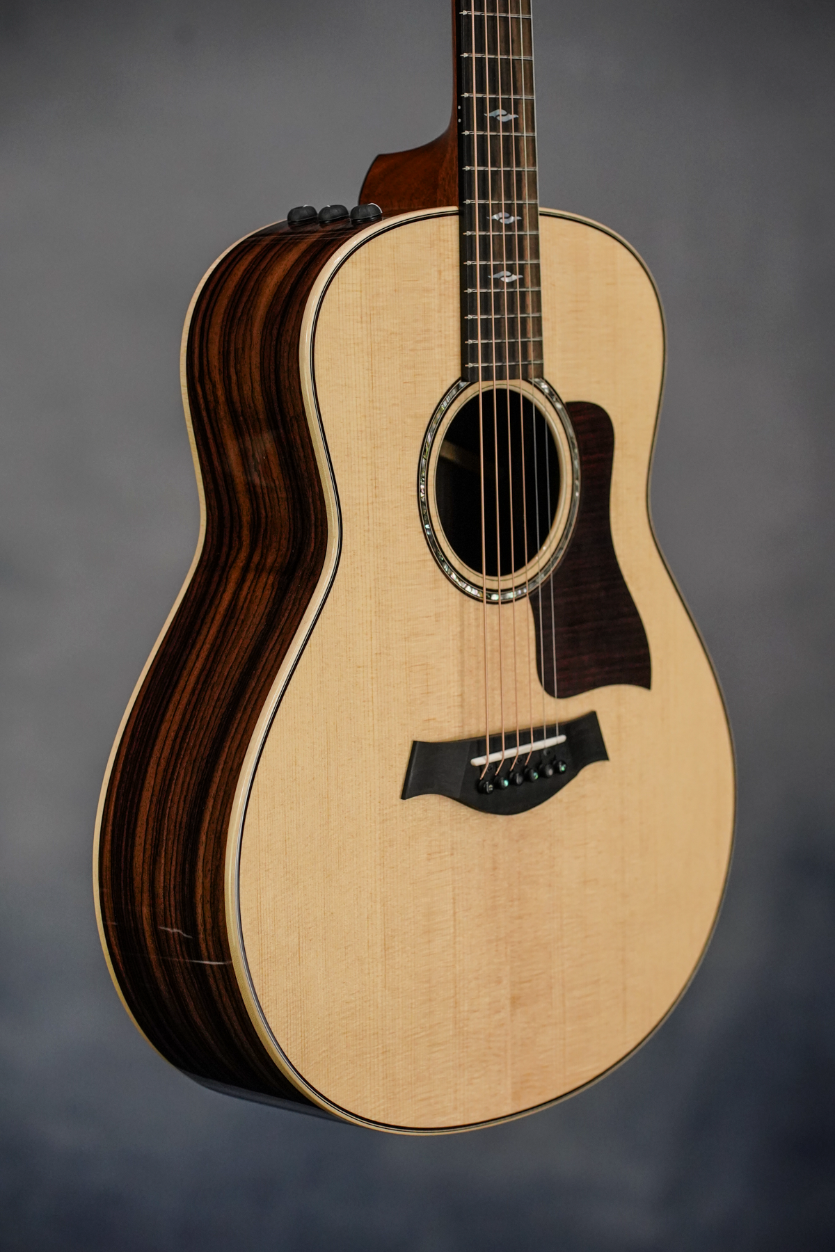 Taylor 811e Grand Theatre, w/ pickup