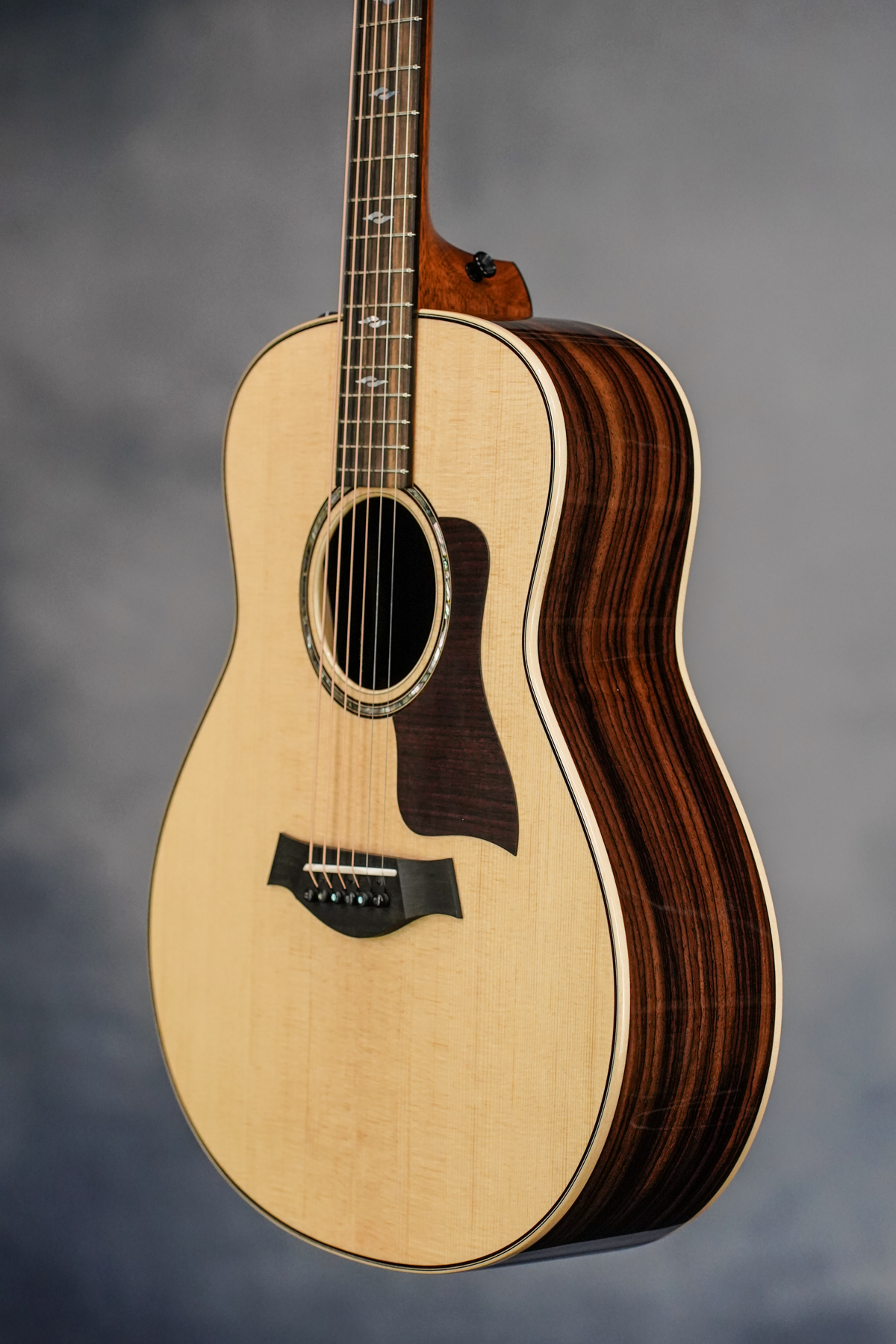 Taylor 811e Grand Theatre, w/ pickup