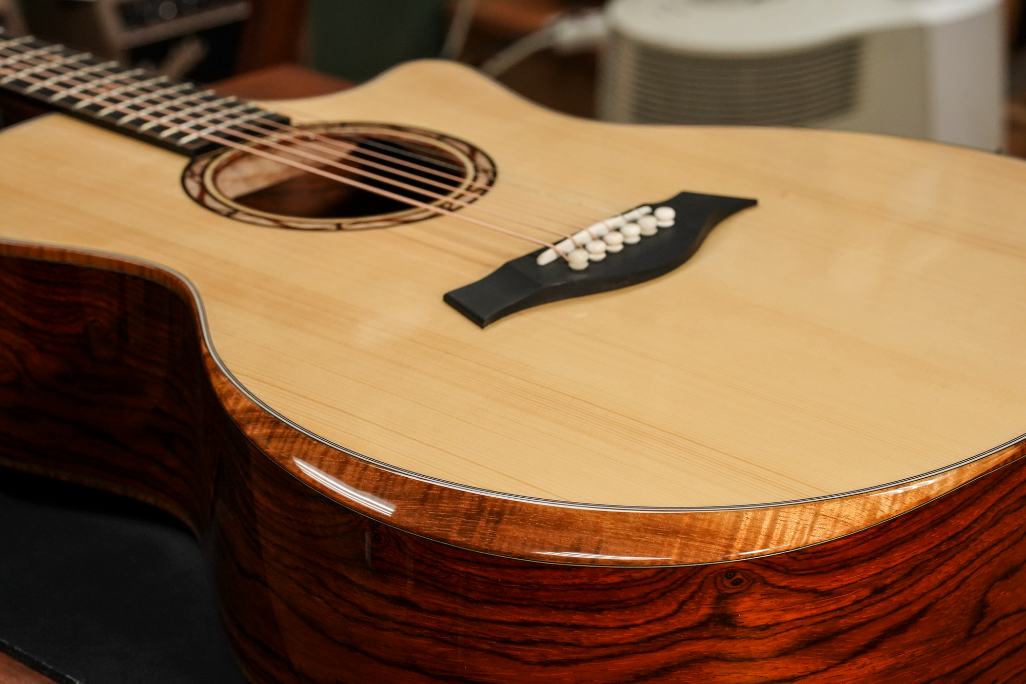 Custom Shop Grand Auditorium, Cocobolo, Beveled Armrest/Venetian Cutaway